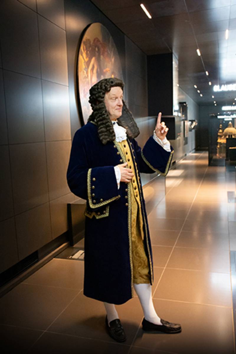Rainer Künnecke als Geheimrat Leibniz in der Schatzkammer des Museum Schloss Herrenhausen